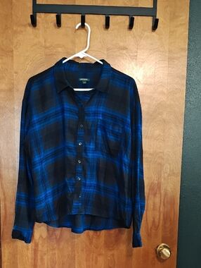 wild fable Blue and Black Plaid Cropped Button-Down Shirt